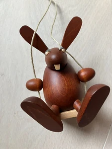 Osterhase auf Schaukel Köhler Handarbeit 9,5cm / Seillänge 75cm unbenutzt - Bild 1 von 6