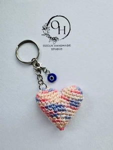 Handgefertigter gehäkelter Schlüsselanhänger Rouge Herz - Evil Eye Charm - Amigurumi Geschenk - Boho - Bild 1 von 7