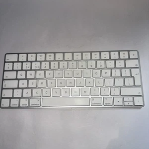 Original Apple Wireless Magic Keyboard 2 (A1644) schaltet sich am Schalter nicht aus - Bild 1 von 3