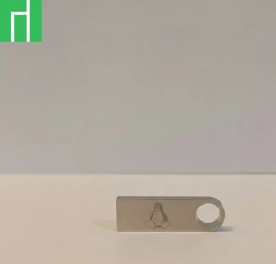 Manjaro Linux (edición KDE) en unidad flash USB de arranque con logotipo Tux (2025) Foto 1 de 3