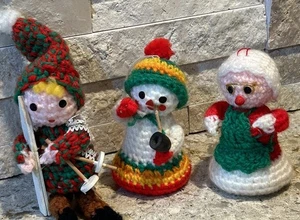3 Muñeco de Nieve Vintage Ganchillo con Pipa Mrs Clause Esquiadora Navidad Adornos Kitsch - Imagen 1 de 5