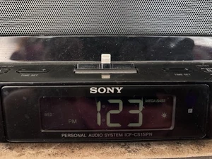 Sistema de acoplamiento de audio y radio Sony reloj despertador ICF-CS15iP - Imagen 1 de 14