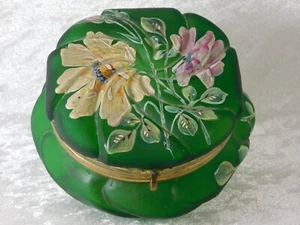 ATQ CF MONROE WAVECREST GREEN SATIN GLASS POWDER DRESSER JEWELRY TRINKET BOX - Picture 1 of 12