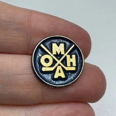 Prendedor de solapa esmaltado palos cruzados OMHA de colección de la Asociación Menor de Hockey de Ontario Foto 1 de 4