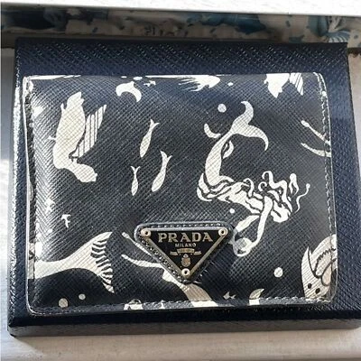Preloved Prada Auténtico Saffino Sirena Estampado Tarjetero En Blanco y Negro! Foto 1 de 4