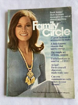 1971 August Family Circle Magazine Mary Tyler Moore Wears Pasta Jewelry (MH892) Foto 1 de 3