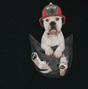 Boxer trägt Feuerwehrmütze & sitzt in der Tasche T-Shirt 2XL in schwarz - Bild 1 von 4