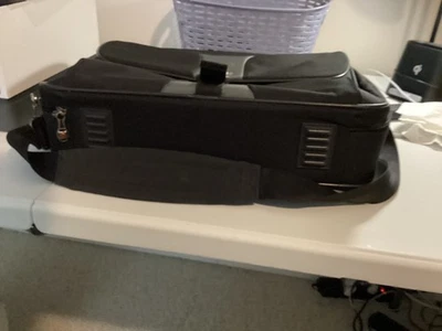 惠普笔记本电脑包 Executive 14.1 英寸超薄顶部负载手提箱 - 黑色 — 第 1/4 张图片