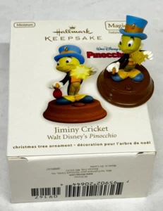 2011 Hallmark JIMINY CRICKET miniatura ornamento magico di Walt Disney - DV38 - Foto 1 di 5
