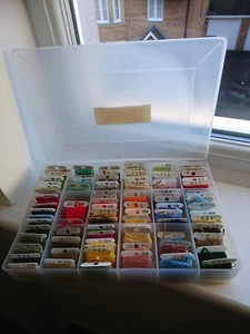 86 ASSORTED COLOUR EMBROIDERY NEEDLEPOINT THREADS&ORGANIZER STORAGE BOX - Picture 1 of 6