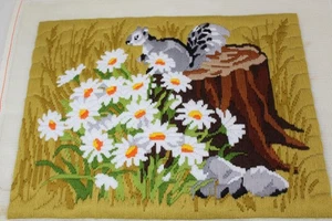 Arte de pared/frente de almohada crewel bordado naturaleza flores ardilla de colección sin marco - Imagen 1 de 3