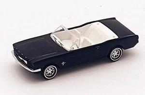 Nr. 1426 Busch Ford Mustang Cabrio nachtblau innen weiß Oldtimer 1:87 - Bild 1 von 5