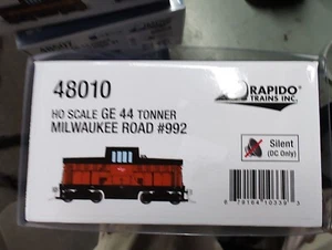 Rapido HO 48010 HO GE 44 Tonner (DC/Silent): Milwaukee Road: #992 - Picture 1 of 4