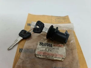 LUCCHETTO CHIAVE SERRATURA YAMAHA XVZ SIDE COVER LOCK 26H-21708-00 NUOVO NEW - Foto 1 di 6