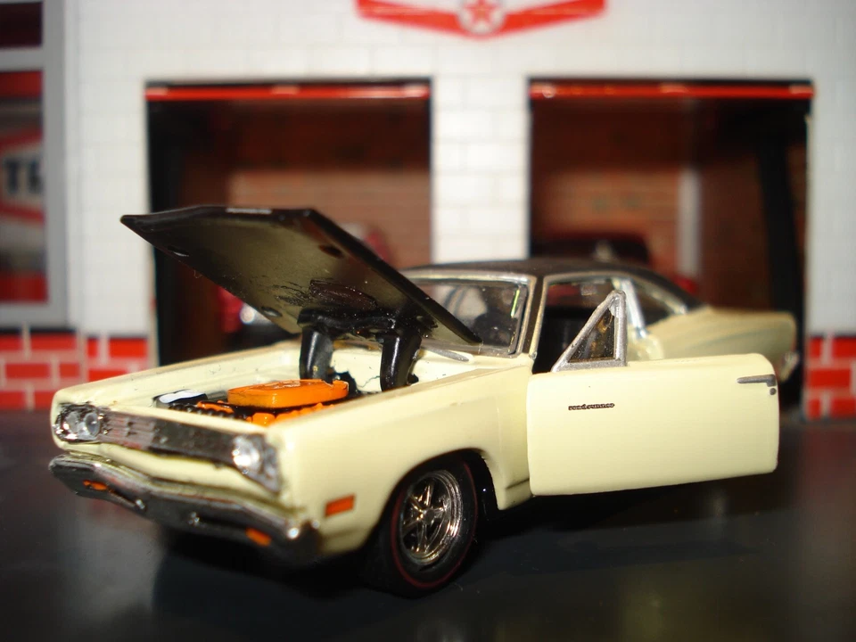 1969 PLYMOUTH ROAD RUNNER LIMITED EDITION 1/64 M2 1960'S MUSCLE 440 YELLOW - Image 1 of 4