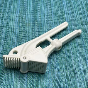 Vtg EKCO Garlic Press & Cherry Pitter White Plastic Self Cleaning Hand Held - Picture 1 of 9