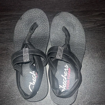 Sandalias Skechers para mujer 5 Yoga espuma con tiras negras puntera-poste planas 38615 Foto 1 de 4