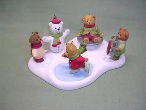 Hallmark "Hollyday Hill" Set, Sockel und 5 Figuren, mit Originalkartons 2002 - Bild 1 von 3