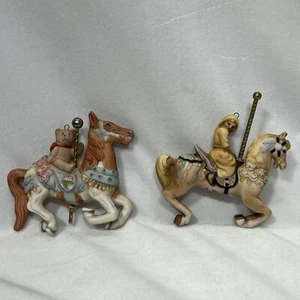 Antiguo Adorno Árbol de Navidad Caballo Carrusel Willitts Años 80 1987 Niña Rosas - Imagen 1 de 7