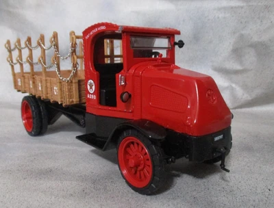 Ertl Collectibles Texaco 1918 Mack AC Bulldog Flatbed Truck 1:32 Diecast w/box - Image 1 of 4