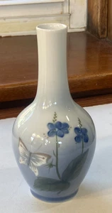 Royal Copenhagen Piccolo Vaso con Fiori e Farfalla 5 1/2" T Perfette Condizioni - Foto 1 di 3