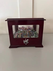 Caja de música de lujo de carrusel de madera animada Mr. Christmas - Imagen 1 de 7