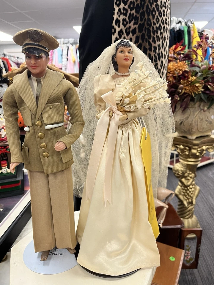 Antiguo General Dwight D. Eisenhower y su novia Mimi. Figuras históricas de cera. Foto 1 de 4