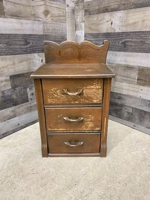 Antiguo tocador de almacenamiento victoriano cola de milano de 3 puertas mesita de noche asas de mesa Foto 1 de 4