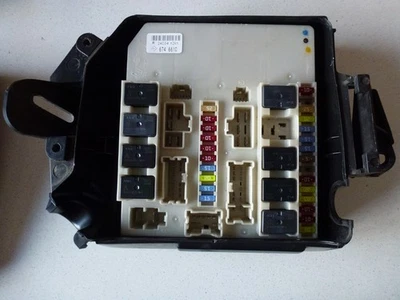 RENAULT MODUS CLIO MK3 ENGINE BAY FUSE BOX UPC 674 661D - Image 1 of 2