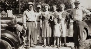 Vintage 30er 40er Jahre Familienportrait Männer Frauen Kinder Autos Antik Foto - Bild 1 von 4