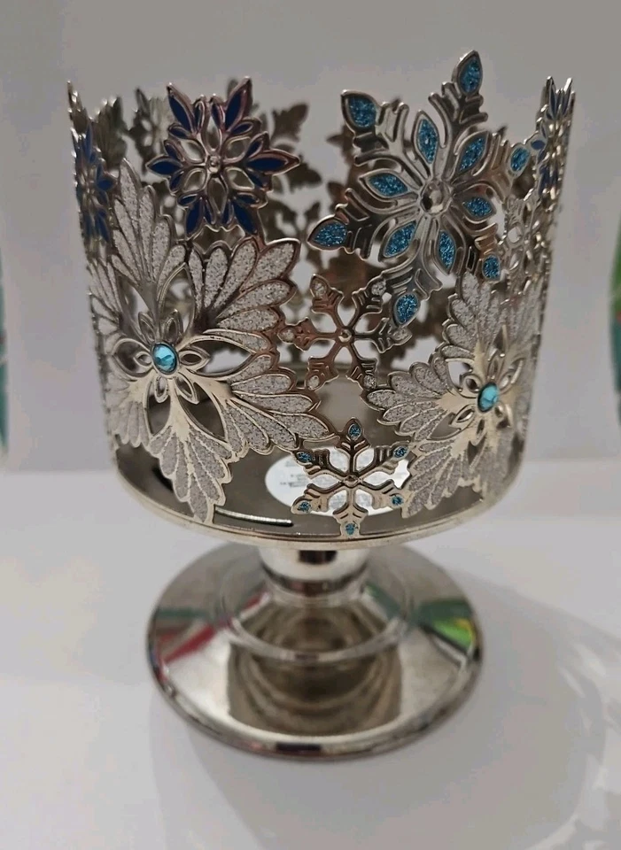 BATH & BODY WORKS SNOWFLAKES PEDESTAL LARGE 3 WICK CANDLE HOLDER SLEEVE 14.5OZ - Image 1 of 4