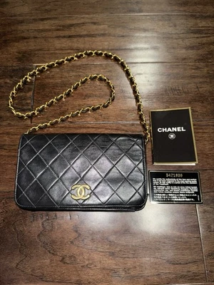 Mini Bolso De Colección CHANEL Clásico Logo CC Negro Acolchado Piel de Cordero Solapa Única GHW  Foto 1 de 4
