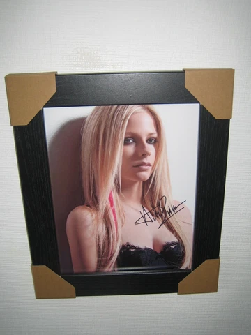 Avril Lavigne ; Gorgeous Hand Signed Photograph (8x10) Framed + CoA Cover