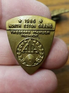 Vintage 1986 ATA Grand Theodore McHugh President Trap Shoot Hunting Pin - Picture 1 of 2