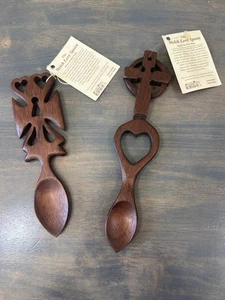Set 2 walisische Liebeslöffel handgeschnitzt Made in Wales keltisches Herz Kreuz mit Etikett - Bild 1 von 6