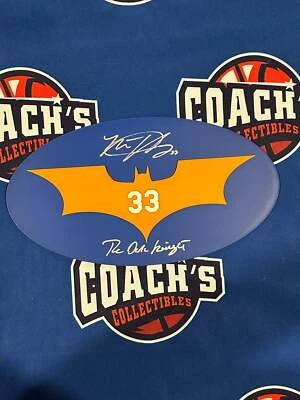 "Letrero autografiado por Matt Harvey de 11"" impreso en 3D con el logotipo del Caballero Oscuro" Foto 1 de 2