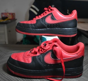 Zapatillas deportivas Nike Air Force 2007 XXV AF-1 82 bajas rojas y negras talla 8,5 de EE. UU. - Imagen 1 de 12