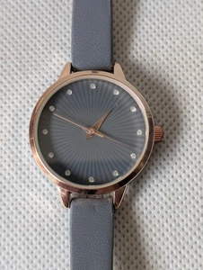 Reloj Mujer Caja Tono Dorado Correa Gris - Imagen 1 de 5