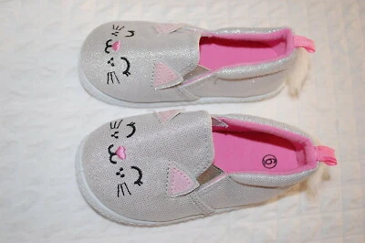 Bebé Niñas Zapatos PLATEADO BRILLANTE LONA Mocasines KITTY CAT FACE Sin Cordones TALLA 3 Foto 1 de 2