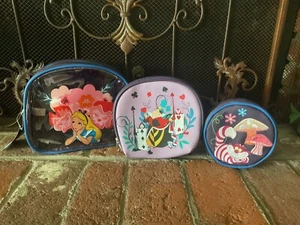 Disney Alicia en el País de las Maravillas Floral Bolsa de Cosméticos Set BoxLunch Exclusivo Nuevo con Etiquetas - Imagen 1 de 11