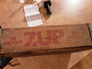 Vintage 7 Up The Uncola 2 Liter Wood Crate St Louis with Metal Bands - Foto 1 di 6