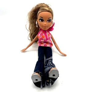 Muñeca de moda Bratz 2001 Yasmin MGA con jeans brillantes y pendientes tacones y parte superior - Imagen 1 de 7
