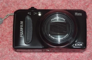FujiFilm FinePix F660EXR Digital Compact Camera - Picture 1 of 13