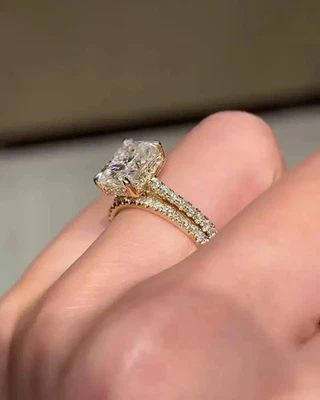 Juego de anillos de boda de diamantes radiantes creados en laboratorio de 2,5 quilates enchapados en oro amarillo de 14 quilates Foto 1 de 4