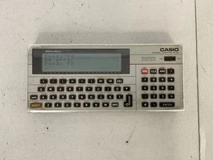 Casio PB-100 Calculadora científica informática de bolsillo vintage con cubierta (funciona) - Imagen 1 de 15