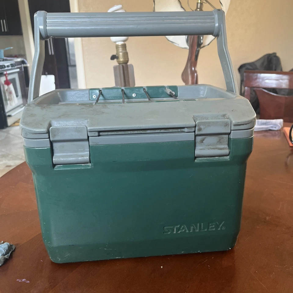 Refrigerador de lancheira vintage Stanley verde plástico rígido feito nos EUA sem garrafa térmica - Imagem 1 de 3