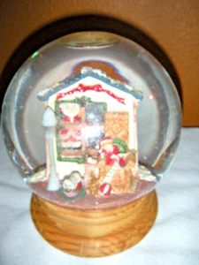 Vintage musikalische Schneekugel Melodie Weihnachtsmann kommt in die Stadt - Bild 1 von 5