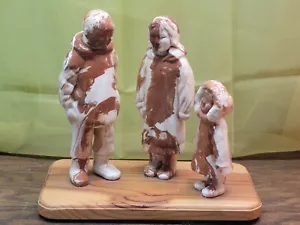 Alaska Ton Keramik Indianer Eskimo Sammlerstück 3er Set auf Holzständer - Bild 1 von 18