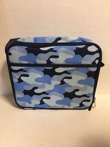 Viv& Lou Jungen blau getarnt isoliert Lunchpaket. Reißverschluss. - Bild 1 von 3