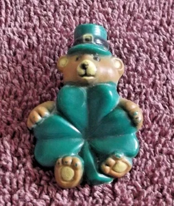 Oso de peluche irlandés de plástico vintage sosteniendo un alfiler de trébol ~ hecho en China - Imagen 1 de 2